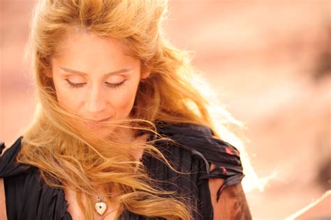 Le concert surprise de Lara Fabian à Istanbul : une rencontre magique entre deux cultures !